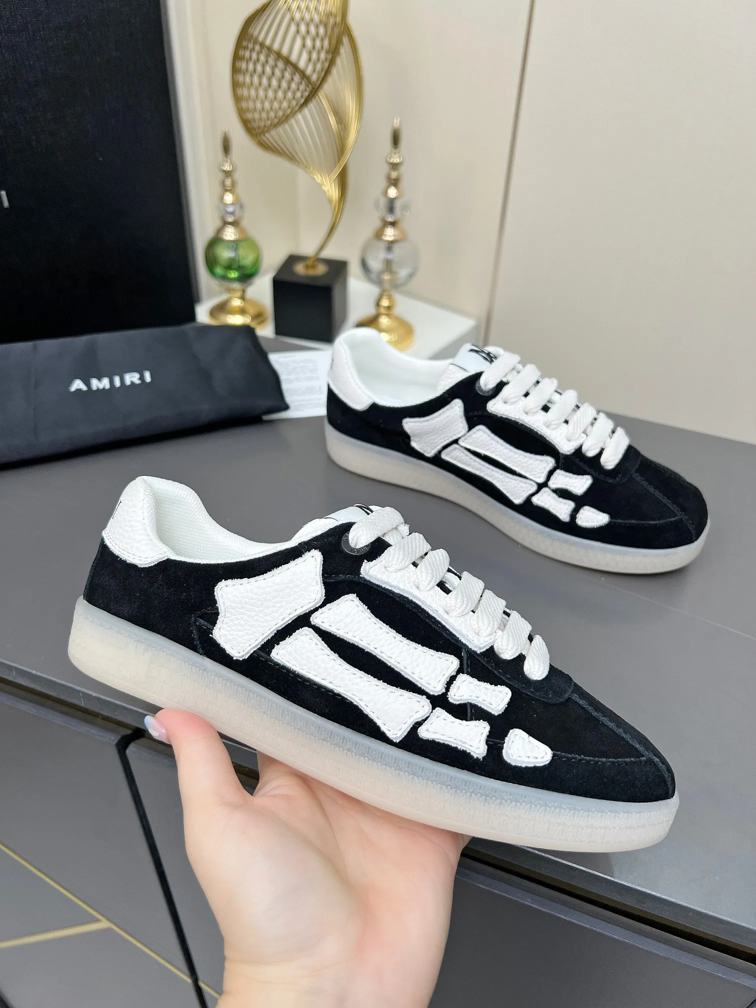 Men's Men's Shoes 💰580 Bone Shoes · AMIRI Skel-Top AMIRI 🔥 launches a new "ThePacific" series of low-top casual sports moral training shoes in the early spring of 2025. This iconic shoe covers men's and women's shoes, drawing inspiration from the brand's classic sports style and elegantly integrating West Coast style. "The Pacific" contrasting five-pointed star series is rooted in Amiri's unique California genes, showing the freedom and leisure atmosphere of the West Coast. This series launches two styles that incorporate the brand's iconic elements: the leather version is made of pure white leather with a same-color sole, and is embellished with star patterns on the side of the shoe, just like the bright starry sky of California. The black and ocean blue colors are shared by men and women, and there is also a red star model exclusive for men and a light pink star model exclusive for women. The suede model is decorated with the brand's classic bone pattern on the side of the shoe. The rubber sole and suede fabric complement each other. The color scheme covers black, chocolate and sand, and is suitable for both men and women. Made of imported cowhide and decorated with bone pieces on the sides of the upper, it is novel and unique and has a good three-dimensional effect! High-density breathable mesh lining + original molded TPU outsole 🙏 Recommended by celebrities, bloggers and internet celebrities, 🚵🏻 an indispensable item for shopping, partying and traveling. One of the most unmissable sneakers in 2025 ✦Color: 10 colors available ✦Size: Women’s size 35--40 ✦Size: Men’s size 39--45
